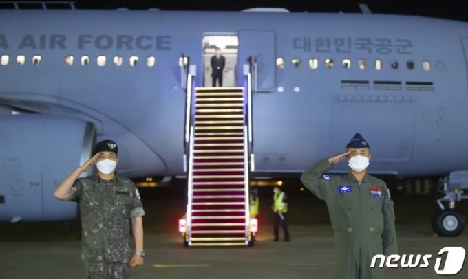 (서울=뉴스1) 사진공동취재단 = 미국 정부가 제공한 존슨앤드존슨사의 신종 코로나바이러스감염증(코로나19) 얀센 백신을 실은 공군 다목적 공중급유수송기 'KC-330'이 지난 5일 경기도 성남시 서울공항에 도착해 장성환 대령(왼쪽)과 정연학 대령이 귀환 보고를 하고 있다. 2021.6.6/뉴스1