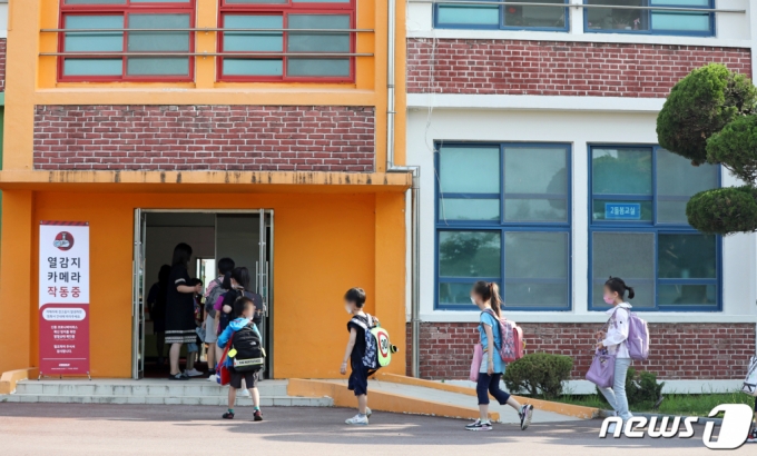 (화순=뉴스1) 황희규 기자 = 전남지역 전체 학교가 전면등교를 시작한 7일 오전 전남 화순초등학교에서 학생들이 등교하고 있다. 2021.6.7/뉴스1