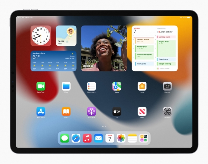 아이패드OS 15에서는 iOS14처럼 홈 화면에 위젯을 추가할 수 있다. /사진=애플