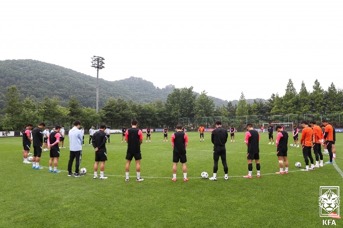 [사진] 유상철 전 감독 추모하는 축구 국가대표팀