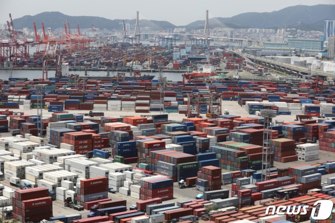 1일 오전 부산항 감만부두와 신선대부두에 컨테이너선이 화물을 선적하고 있다/사진=뉴스1