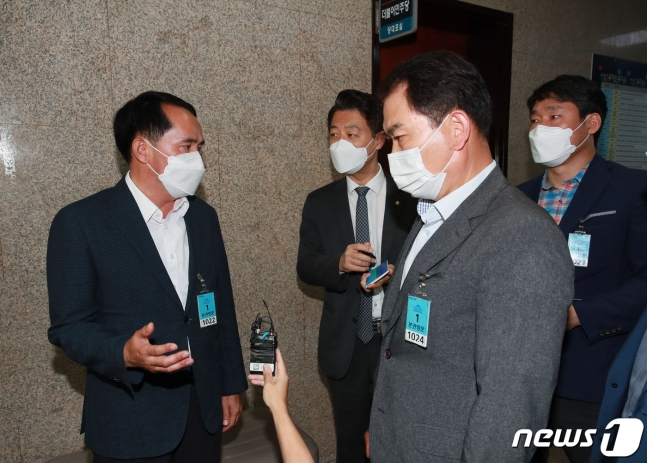 민주당, "천안함 함장이 부하 수장" 전 부대변인 사과·제명 ...