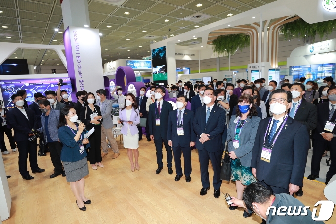 9일 서울 코엑스에서 개막한 바이오코리아 2021 행사에서 참석자들이 행사장을 둘러보고 있다. (충북도 제공) © 뉴스1