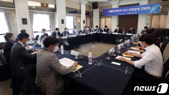 황희 문화체육관광부 장관이 9일 서울 중구 한국프레스센터에서 열린 여행안전권역 추진 관광업계 간담회에서 모두발언을 하고 있다. /사진=문체부, 뉴스1