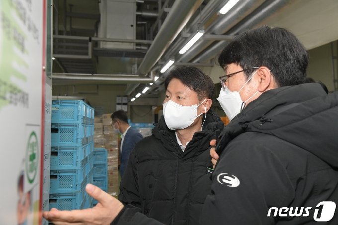 [사진] 김강립 식약처장, 식품안전사고 예방 위한 물류업체 현장 점검