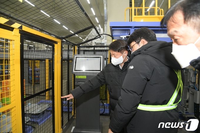 [사진] 식품 물류센터 방문한 김강립 식약처장
