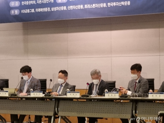 9일 자본시장연구원과 한국증권학회가 공동 개최한 '금융소비자 보호와 자본시장의 신뢰 회복' 정책심포지엄 패널토론에서 패널들이 토론하고 있다. 왼쪽부터 빈기범 명지대학교 경제학과 교수, 홍성기 금융위원회 금융소비자정책과장, 안희준 성균관대학교 경영대학 교수, 정유인 미래에셋증권 금융소비자보호부장. /사진=강민수 기자