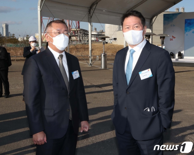 (인천=뉴스1) 정진욱 기자 = 정의선 현대자동차그룹 회장(왼쪽)과 최태원 SK 회장(오른쪽)이 2일 인천광역시 서구 SK인천석유화학 액화수소사업 예정지를 방문해 대화를 나누고 있다. 2021.3.2/뉴스1