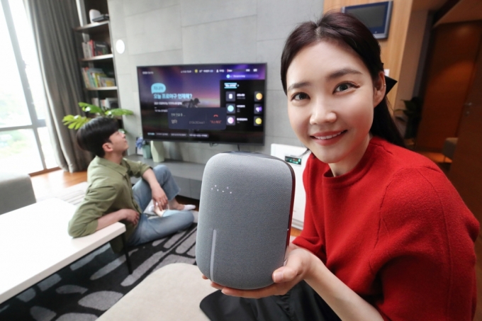 더 잘 알아듣는 AI, 말도 건다…KT '기가지니 3' 출시