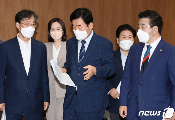 (서울=뉴스1) 구윤성 기자 = 김진표 더불어민주당 부동산특위 위원장(가운데)이 10일 오전 국회 소통관에서 주택시장 안정을 위한 추가 공급대책을 발표한 후 박정 의원등과 이먀기를 나누며 회견장을 나서고 있다. 2021.6.10/뉴스1