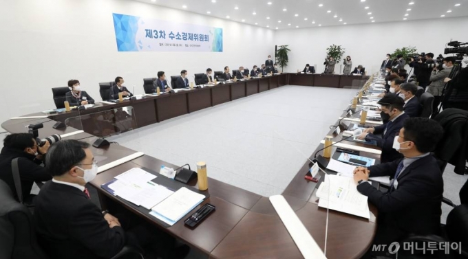 정세균 국무총리가 2일 오후 서구 SK인천석유화학에서 열린 제3차 수소경제위원회에서 모두발언을 하고 있다. /사진=인천=이기범 기자 leekb@