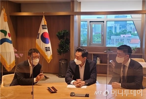 국민의힘 홍철호 전 국회의원과 오세훈 서울시장, 박진호 당협위원장이 지난달 21일 만나 김포한강선 연장을 위해 논의했다.