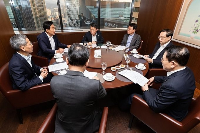 지난해 7월 은성수 금융위원장(가운데)과 주요 금융지주 회장들이 간담회를 진행한 모습./사진제공=금융위원회