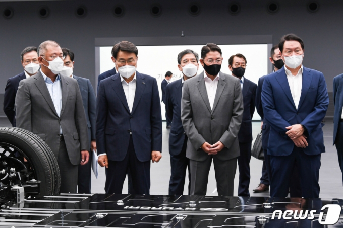 (서울=뉴스1) = 정의선 현대차그룹 회장(왼쪽부터), 최정우 포스코그룹 회장, 조현준 효성그룹 회장, 최태원 SK그룹 회장이 10일 경기도 화성시 현대자동차·기아 기술연구소에서 수소기업협의체 설립 논의 후 전기차 전용 플랫폼 E-GMP에 대한 설명을 듣고 있다. 수소기업협의체는 CEO 협의체 형태로 운영되며 정기 총회 및 포럼 개최를 통해 국내 기업의 투자 촉진을 유도하고 수소산업 밸류체인 확대를 추진한다. 이를 통해 수소사회 구현 및 탄소중립 실현에 적극 기여한다는 목표다. (현대차그룹 제공) 2021.6.10/뉴스1