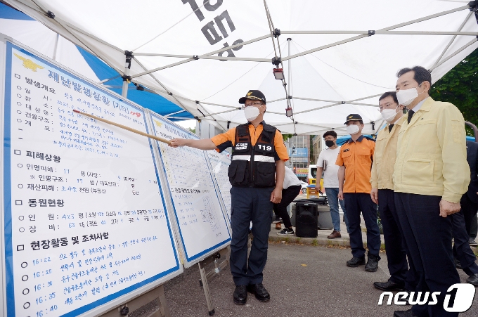 [사진] 광주 건물붕괴 현장 방문한 정세균 전 총리