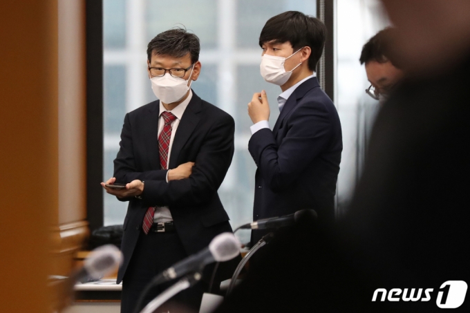(서울=뉴스1) 민경석 기자 = 전요섭 금융정보분석원(FIU) 기획행정실장(왼쪽)이 3일 오후 서울 중구 은행회관에서 열린 '가상자산거래소 신고등록안내 현장 간담회'에 참석해 현장 관계자들과 대화를 나누고 있다. 이날 간담회에서는 정보보호 관리체계(ISMS) 인증을 획득한 20개사 거래소를 대상으로 신고접수를 위한 요건과 필요한 보완 사항 등에 대한 설명이 이뤄질 전망이다. 2021.6.3/뉴스1