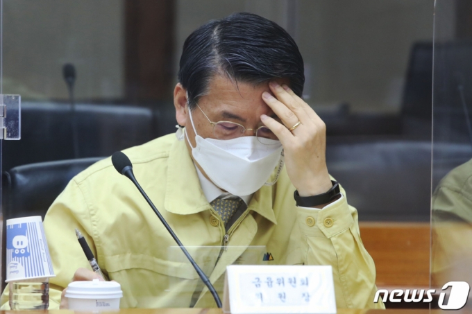 (서울=뉴스1) 박세연 기자 = 은성수 금융위원장이 29일 서울 여의도 한국수출입은행에서 열린 비상경제 중앙대책본부 회의에서 생각에 잠겨있다. 2021.4.29/뉴스1