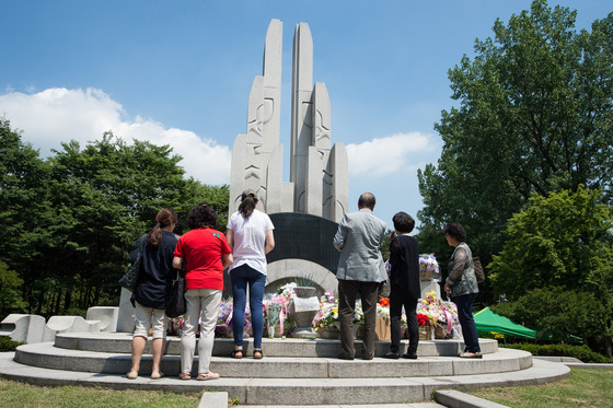 = 삼풍백화점 붕괴 20주기인 29일 서울 양재동 양재시민의 숲에 위치한 삼풍백화점 참사 위령탑에서 열린 제20주기 삼풍백화점 참사 추모제에 참석한 유가족들이 헌화 후 눈물을 훔치고 있다. 건국이래 최악의 참사라 불리고 있는 삼풍백화점 붕괴 사고는 1995년 6월 29일 발생 했으며 502명이 사망했고, 6명이 실종됐다. 2015.6.29/뉴스1