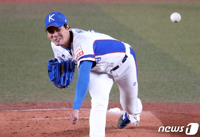 12일 오후(현지시간) 일본 지바 조조마린스타디움에서 열린 2019 세계야구소프트볼연맹(WBSC) 프리미어12 슈퍼라운드 대한민국과 대만과의 경기에서 대한민국 선발 김광현이 역투하고 있다. 2019.11.12/뉴스1 © News1 황기선 기자