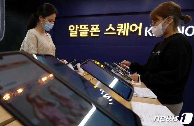 (서울=뉴스1) 이동해 기자 = 최신 스마트폰을 자급제로 구매하려는 수요가 크게 늘면서 최근 알뜰폰 요금제에 대한 관심이 높아지고 있다. 한국통신사업자연합회(KTOA)에 따르면 지난달 이통 3사에서 알뜰폰으로 넘어온 순증 가입자 수는 1만 3039명으로, 5개월 연속(6월 5138명, 7월 6967명, 8월 9909명, 9월 1만 2433명, 10월 1만 3039명) 증가세를 나타내고 있다. 9일 서울 서대문구 서대문역에 위치한 알뜰폰 스퀘어에서 직원들이 핸드폰 진열대를 소독 및 정리하고 있다. 2020.11.9/뉴스1