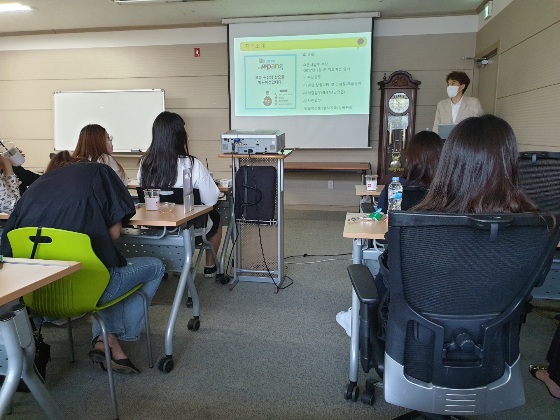 부산에 위치한 포쉬네일 남부사업본부에서 운영 전략 세미나가 열리고 있다/사진제공=포쉬네일