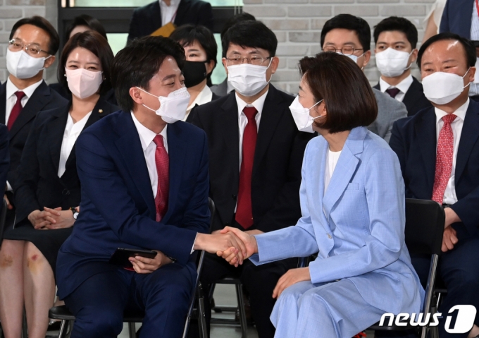 이준석 국민의힘 신임 대표가 11일 오전 서울 영등포구 국민의힘 당사에서 열린 전당대회에서 당선자 발표 직후 나경원 후보와 악수하고 있다. '30대·0선'의 이 대표는 역대급 전당대회 흥행을 주도한 끝에 헌정사상 최초의 30대 보수정당 대표에 올랐다. /사진=뉴스1