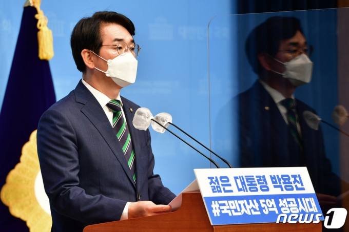 대선 출마를 선언한 박용진 더불어민주당 의원이 10일 오전 국회 소통관에서 정책 관련 기자회견을 하고 있다. /사진제공=뉴스1