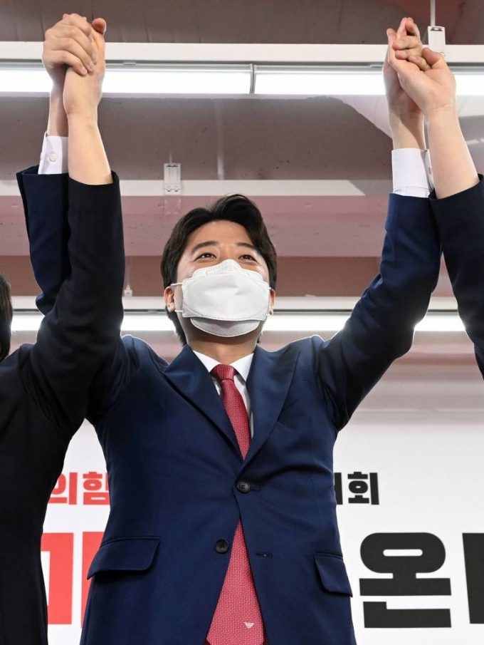 이준석 신임 국민의힘 당대표가 11일 오전 서울 여의도 국민의힘 당사에서 열린 전당대회에서 손을 높이 들고 있다./ 사진제공=뉴시스