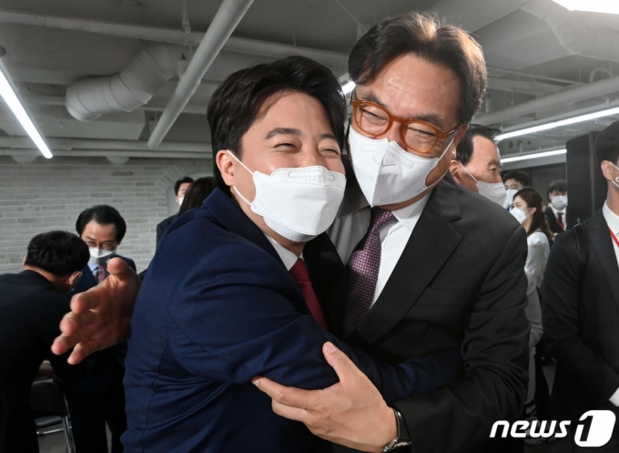 이준석 국민의힘 신임 대표가 11일 오전 서울 영등포구 국민의힘 당사에서 열린 전당대회에서 당선 확정 후 정진석 의원과 포옹하고 있다. /사진=뉴스1