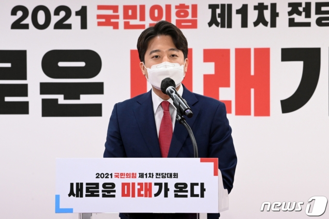 이준석 국민의힘 신임 대표가 11일 오전 서울 영등포구 국민의힘 당사에서 열린 전당대회에서 수락 연설을 하고 있다. /사진제공=뉴스1