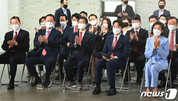 (서울=뉴스1) 오대일 기자 = 11일 오전 서울 영등포구 국민의힘 당사에서 열린 전당대회에서 나경원(앞줄 오른쪽부터), 이준석, 조경태, 주호영, 홍문표 후보가 개표 결과 발표를 앞두고 박수치고 있다. 2021.6.11/뉴스1