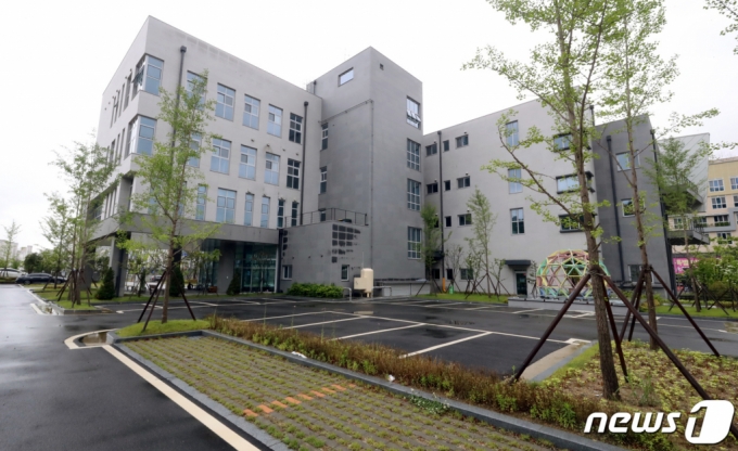 17일 관세청 산하 관세평가분류원이 세종시 이전대상이 아닌데도 세금 171억원을 들여 신청사를 짓고, 1년째 사용하지 않는 유령청사로 방치 중인 것으로 알려졌다. 관평원 외부 전경./사진=뉴스1