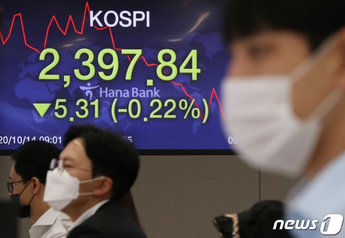 서울 중구 명동 하나은행 딜링룸에서 직원들이 업무를 보고 있다/사진=뉴스1
