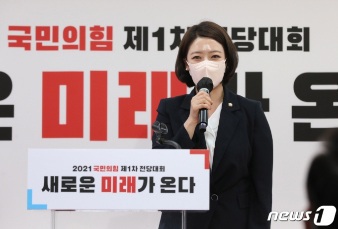 (서울=뉴스1) 오대일 기자 = 배현진 국민의힘 신임 최고위원이 11일 서울 여의도 당사에서 열린 제1차 전당대회에서 당선자 수락연설을 하고 있다. 2021.6.11/뉴스1