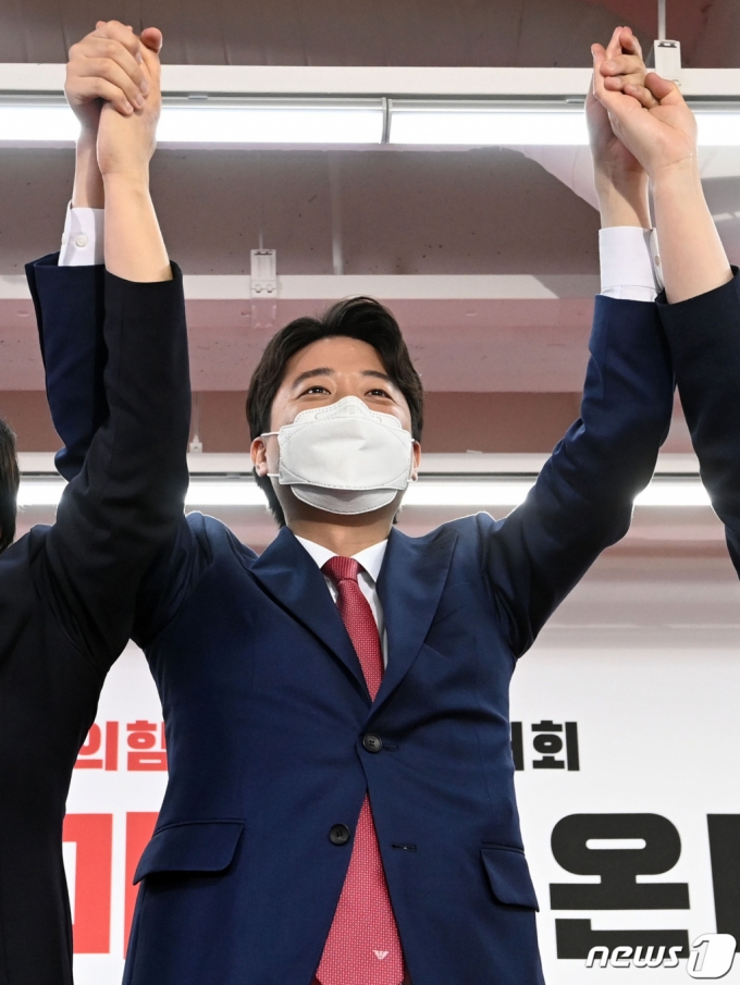 (서울=뉴스1) 오대일 기자 = 이준석 국민의힘 신임 대표가 11일 오전 서울 영등포구 국민의힘 당사에서 열린 전당대회에서 당선 확정 후 기념촬영을 하고 있다.. 2021.6.11/뉴스1