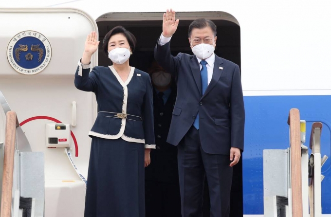 영국 G7 정상회의 및 오스트리아, 스페인 국빈방문을 위해 출국하는 문재인 대통령과 부인 김정숙 여사가 11일 오후 경기도 성남시 서울공항에서 전용기에 올라 손을 흔들고 있다./사진=뉴시스