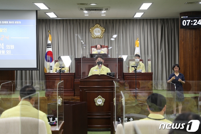 익산시의회 산업건설위원회 행정사무감사에서 욕설이 섞인 막말해 논란이 된 조남석 익산시의원이 11일 본회의 신상발언을 통해 공식사과하고 있다(익산시의회 제공)2021.6.11/뉴스1