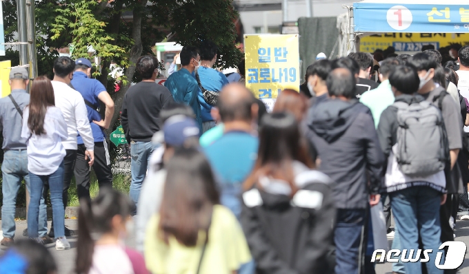 제주 지역에 이틀 연속으로 두 자릿수 확진자가 발생한 10일 오전 제주보건소 선별진료소에서 많은 시민들이 대기하고 있다. 2021.5.10/뉴스1 © News1 오현지 기자