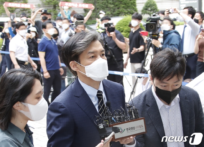 조국 전 장관이 11일 오전 서울 서초구 중앙지법에서 열린 공판에 출석하고 있다. 조 전 장관은 자녀 입시비리와 유재수 전 부산시 경제부시장 감찰 무마 등 혐의를 받고 있다. 2021.6.11/뉴스1 © News1 권현진 기자
