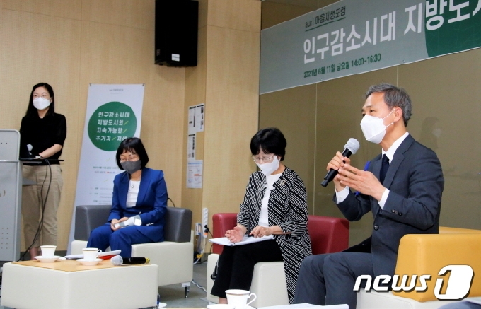 김승수 전주시장은 11일 세종특별자치시 소재 건축공간연구원(원장 박소현)에서 열린 ‘AURI 마을재생포럼’에 참석, 전주시 주거복지정책을 소개했다.(전주시 제공)© 뉴스1