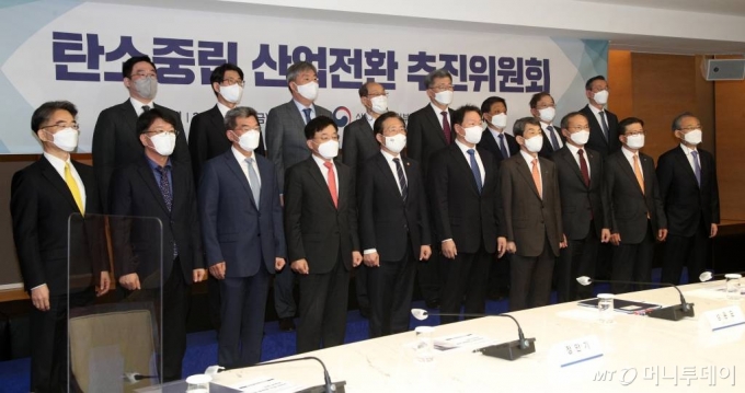 성윤모 산업통상자원부 장관과 최태원 대한상의 회장이 16일 서울 중구 대한상공회의소에서 열린 탄소중립 산업전환 추진위원회에서 참석자들과 기념촬영을 하고 있다. /사진=이기범 기자 leekb@