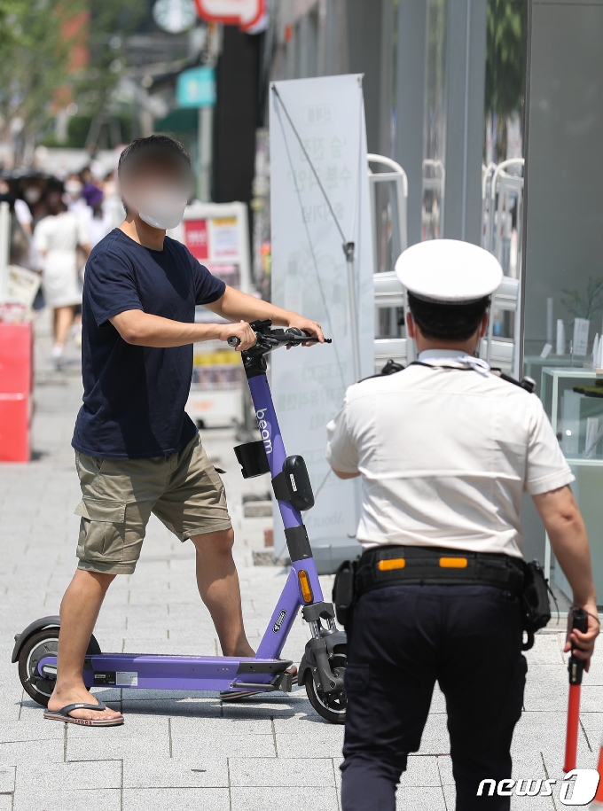 [사진] 오늘부터 킥보드 탈 때 헬멧 안 쓰면 벌금 2만원