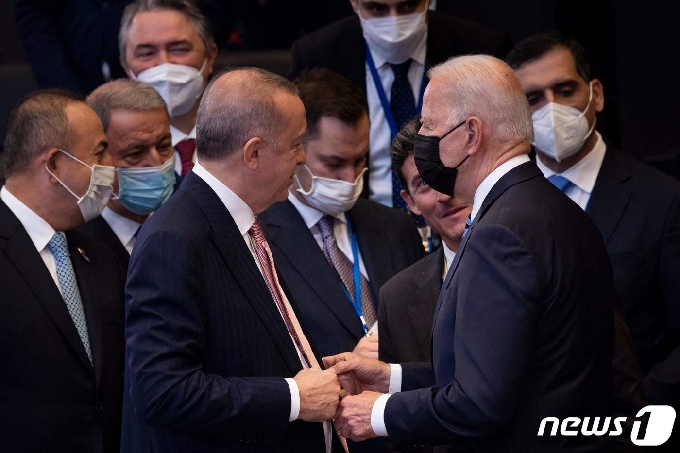 [사진] 에르도안 터키 대통령과 얘기하는 바이든