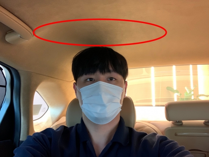 기아 더 뉴 K9 뒷좌석에 앉은 키 187cm의 기자. 머리 공간이 넉넉한 것을 확인할 수 있다/사진=이강준 기자