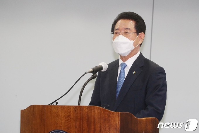 [사진] 6.15 남북정상회담 21주년 기념식서 축사 김영록 지사