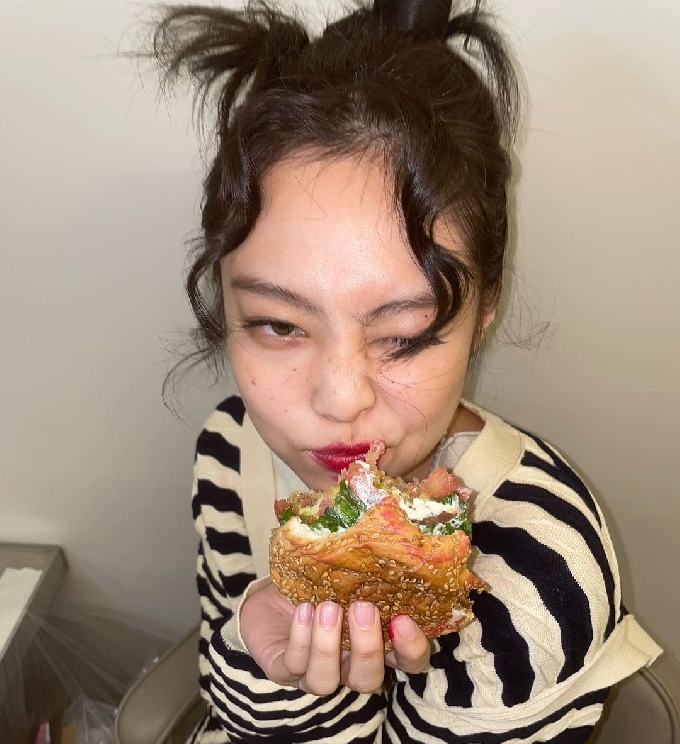 제니, 주근깨 분장도 찰떡 소화…장난기 넘치는 햄버거 먹방 [N샷] - 머니투데이