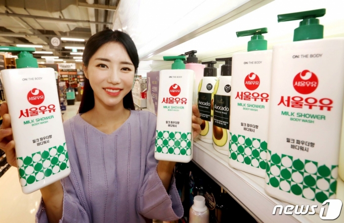 (서울=뉴스1) = 12일 홈플러스 강서점에서 모델이 레트로 감성 ‘서울우유 바디워시’ 상품을 선보이고 있다. 홈플러스 단독으로 LG생활건강, 서울우유와 협업해 3만개 물량을 준비한 ‘온더바디 서울우유 콜라보 바디워시’(900g)를 오는 26일까지 초특가에 한정 판매한다. (홈플러스 제공) 2021.5.12/뉴스1