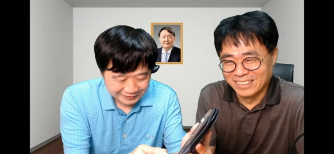 서민 단국대 교수는 18일 유튜브 '한번도TV' 채널에서 김경율 경제민주주의21 대표(회계사)와 대화를 진행하던 중 자신의 휴대전화에 녹음된 윤석열 전 검찰총장과의 통화 내용을 공개하고 있다. /사진= 한번도 TV 캡처