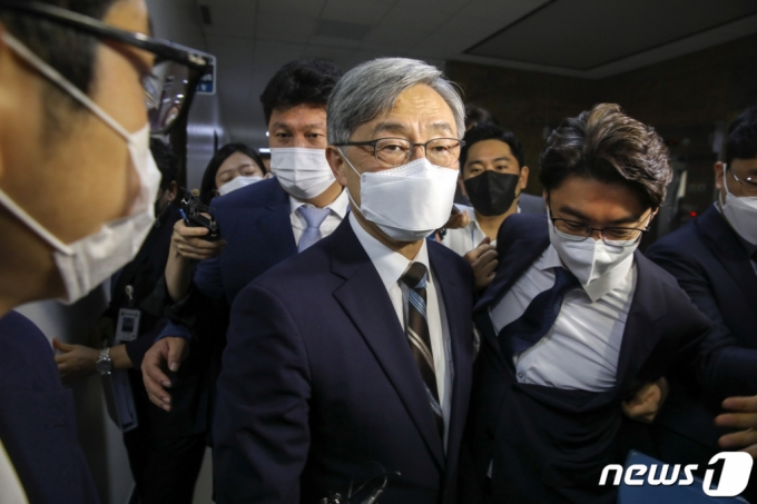 (서울=뉴스1) 구윤성 기자 = 최재형 감사원장이 18일 오전 서울 여의도 국회에서 열린 법제사법위원회 전체회의에 출석하며 취재진들의 질문을 받고 있다. 2021.6.18/뉴스1