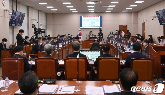 (서울=뉴스1) 구윤성 기자 = 18일 오전 서울 여의도 국회에서 열린 법제사법위원회 전체회의가 열리고 있다. 이날 전체회의에는 서욱 국방부 장관과 박범계 법무부 장관, 최재형 감사원장, 김상환 법원행정처장, 김진욱 공수처장 등이 출석했다. 2021.6.18/뉴스1